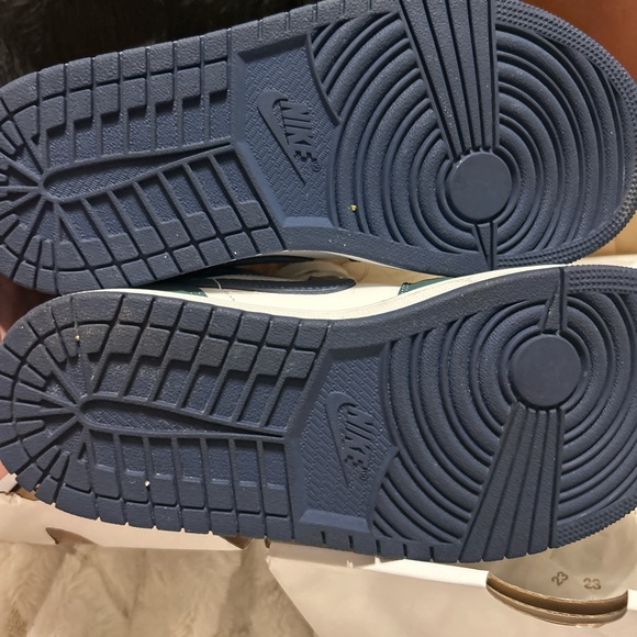 Women’s Air Jordans  Size 7 - Picture 3 of 9